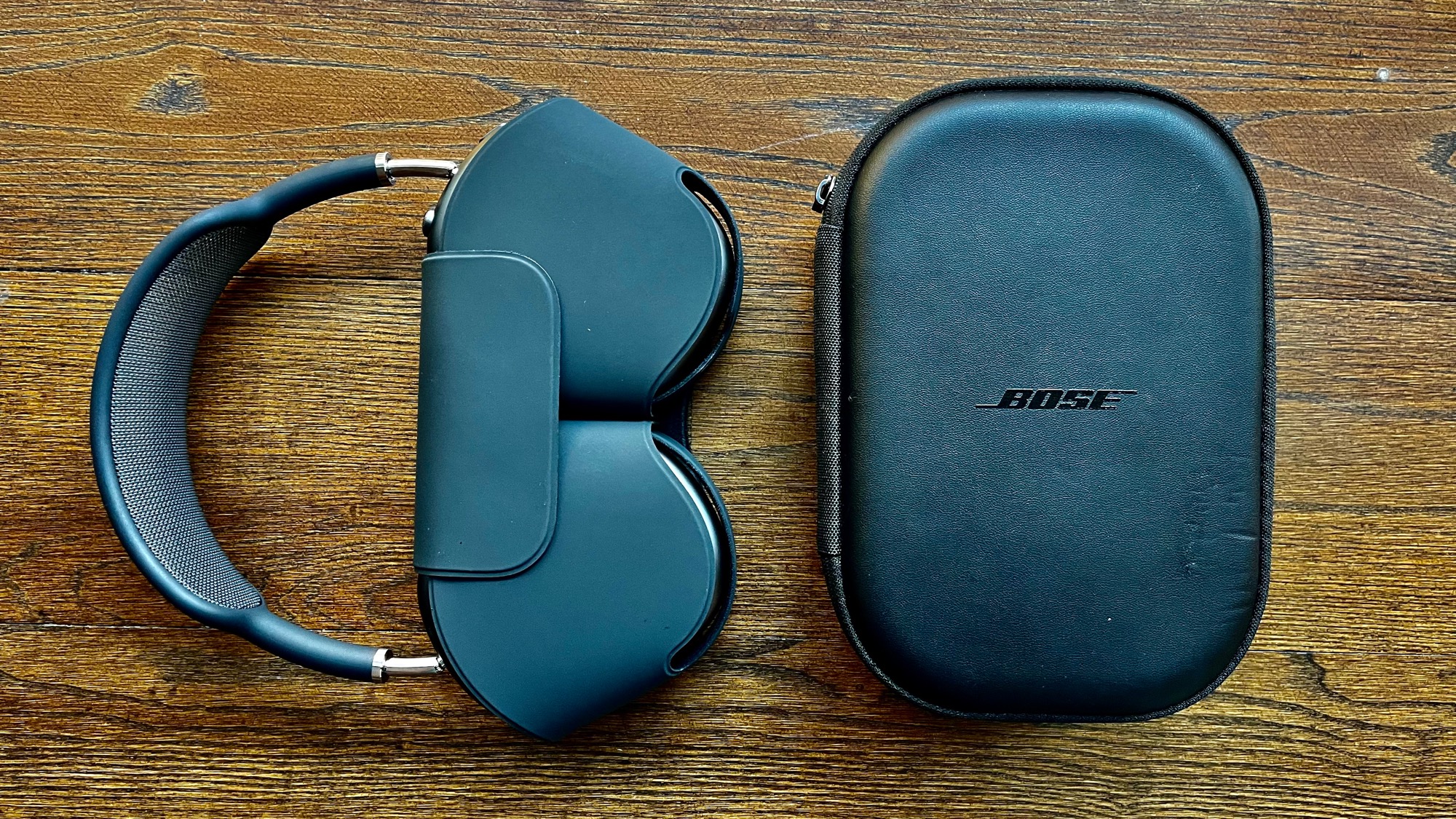 Bose qc35 best sale vs airpods max